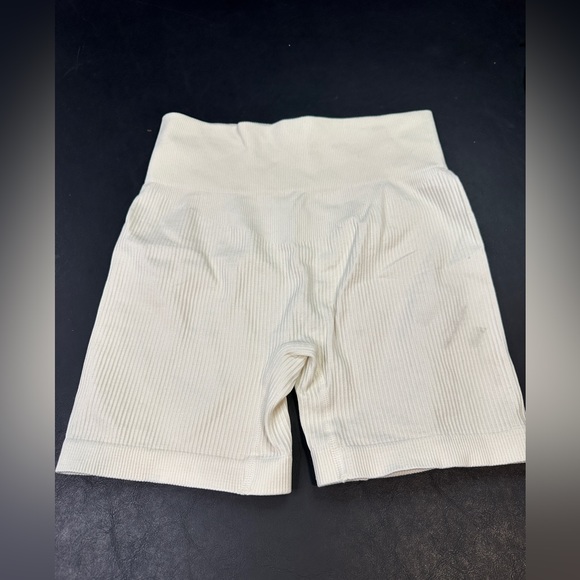 ⭐️ Ribbed White workout lounge shorts - Picture 3 of 3